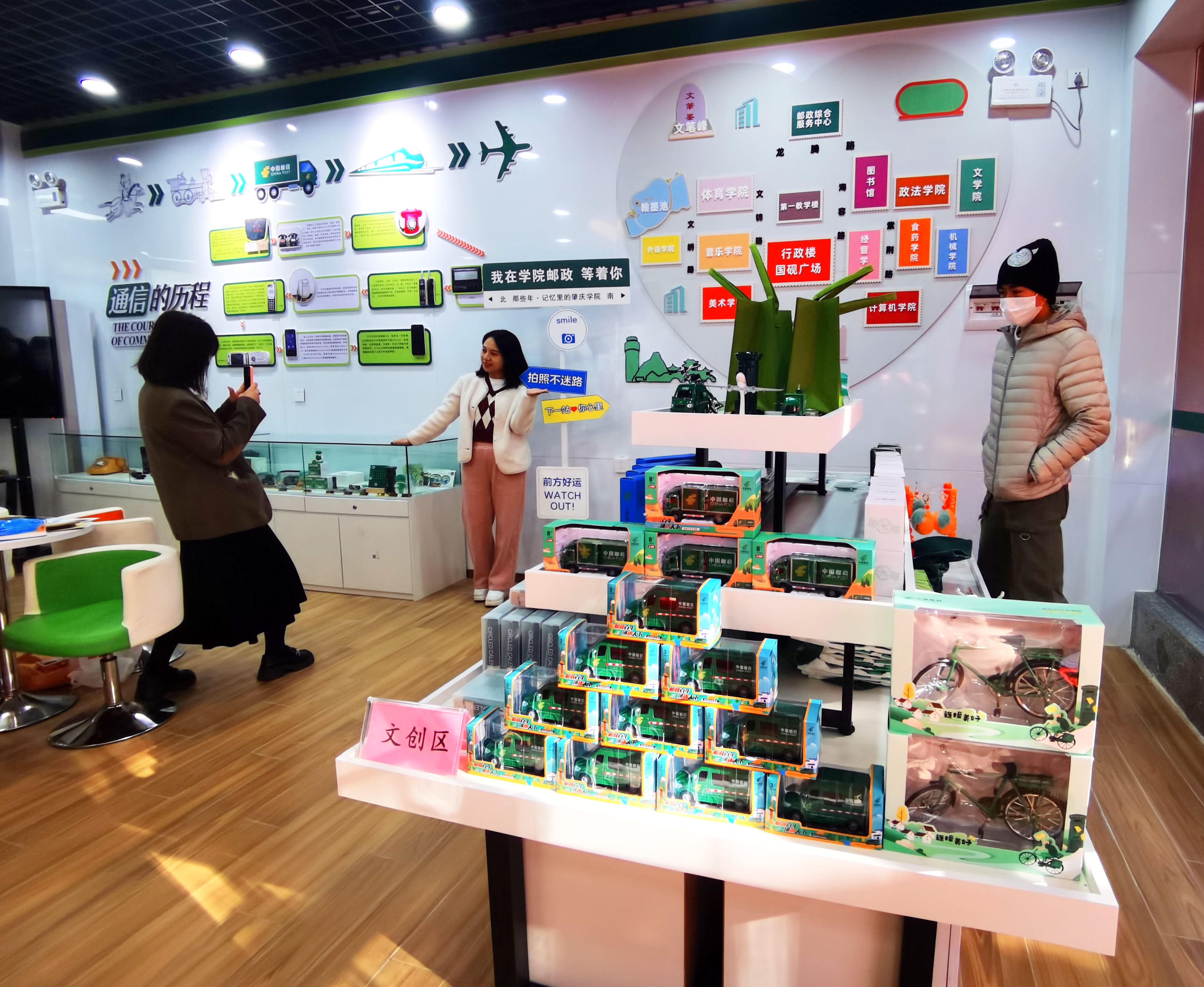 市民群众在肇庆学院校园邮政综合服务中心参观游玩。西江日报记者 戴福钿 摄.jpg