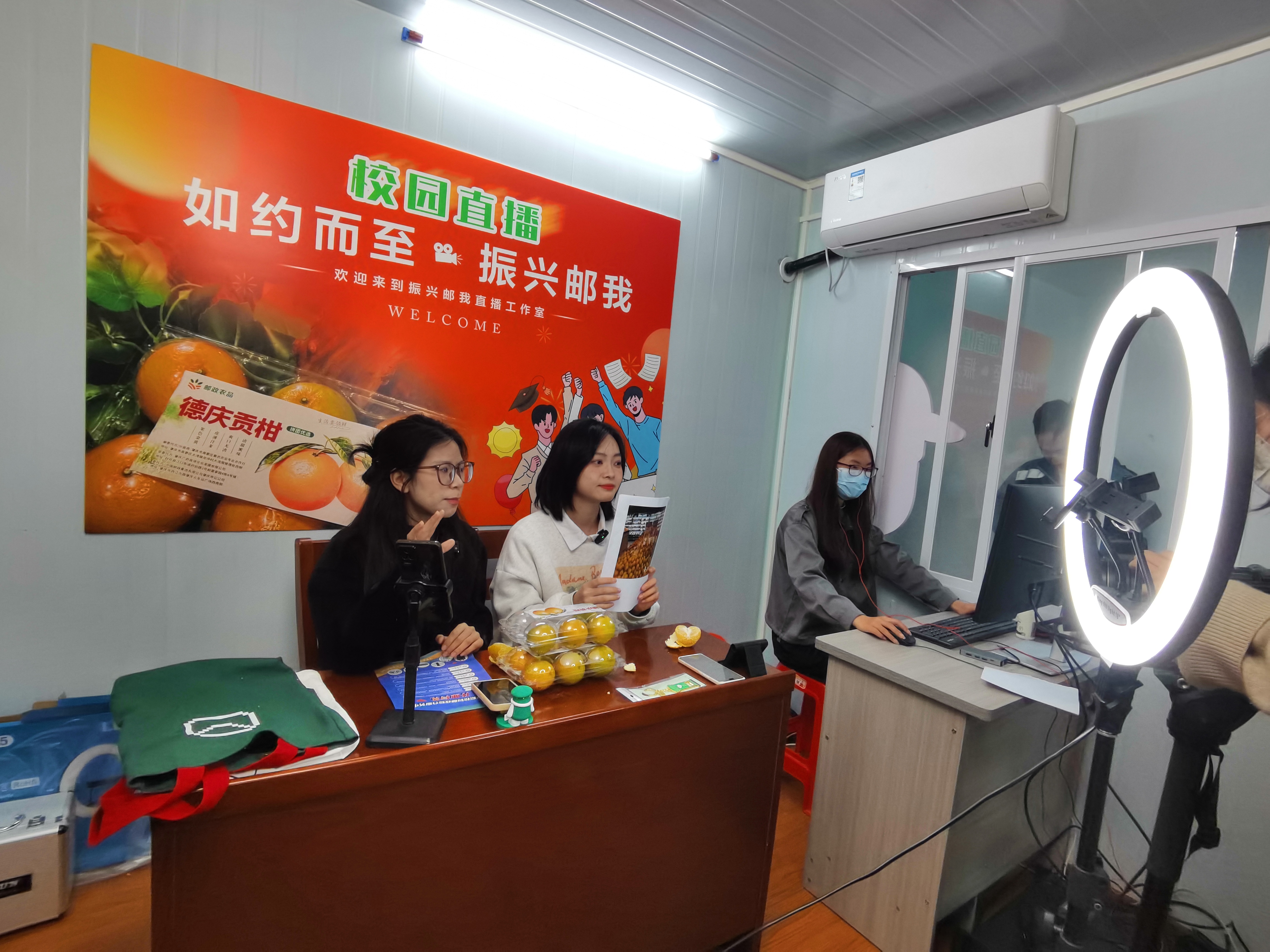 肇庆学院学生在校园邮政综合服务中心直播。西江日报记者 戴福钿 摄.jpg